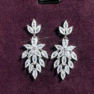 NEW 18k White Gold Diamond Drop Earrings Flower Earrings